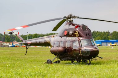Balashikha, Moskova Bölgesi, Rusya-25 Mayıs, 2019: Sovyet çok amaçlı helikopter mi-2m ra-15768 Havacılık Festivali Sky teorisi ve uygulama 2019 at Havaalanı Chyornoe yeşil çim üzerinde Park