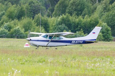 Balashikha, Moskova Bölgesi, Rusya-25 Mayıs, 2019: Amerikan ışık uçak Cessna R182 Skylane RG ra-67715 Havacılık Festivali 'nde Chyornoe Havaalanı üzerinde gökyüzü teorisi ve uygulama 2019