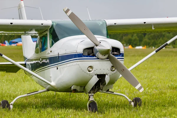 Balashikha, région de Moscou, Russie - 25 mai 2019 : Avion léger américain Cessna R182 Skylane RG RA-67715 sur un gazon vert sur l'aérodrome de Chyornoe au festival de l'aviation Sky Theory and Practice 2019 — Photo