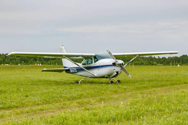 Balashikha, région de Moscou, Russie - 25 mai 2019 : Avion léger américain Cessna R182 Skylane RG RA-67715 sur un gazon vert sur l'aérodrome de Chyornoe au festival de l'aviation Sky Theory and Practice 2019 — Photo