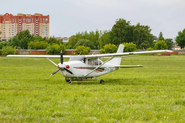 Balashikha, región de Moscú, Rusia - 25 de mayo de 2019: Aviones ligeros estadounidenses Cessna 206H RA-67568 estacionados en una hierba verde en el aeródromo de Chyornoe en el festival de aviación Sky Theory and Practice 2019 — Foto de Stock
