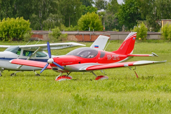 Balashikha, Moscow region, Russia - May 25, 2019: Lightweight sports plane Piper Sport Cruiser RA-1381G on a green grass of Chyornoe airfield at the Aviation festival Sky Theory and Practice 2019 — Stock Photo, Image