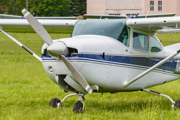 Balashikha, région de Moscou, Russie - 25 mai 2019 : Avion léger américain Cessna R182 Skylane RG RA-67715 sur un gazon vert sur l'aérodrome de Chyornoe au festival de l'aviation Sky Theory and Practice 2019 — Photo