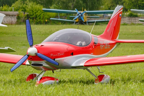Balashikha, Moskova Bölgesi, Rusya-25 Mayıs, 2019: hafif spor uçağı Piper Sport cruiser ra-1381g Havacılık Festivali Sky teorisi ve uygulama 2019 Chyornoe Havaalanı yeşil bir çim üzerinde