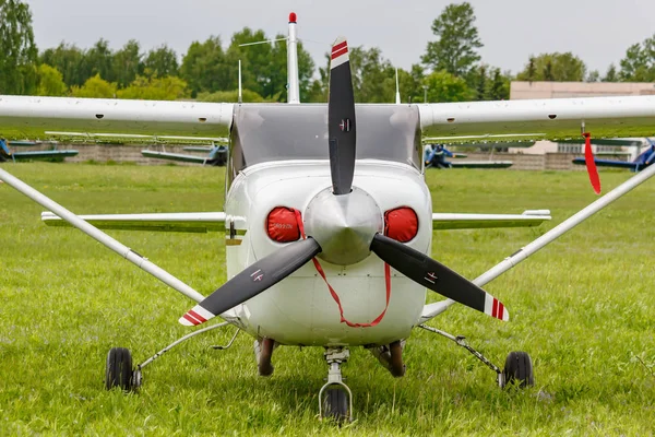 Balashikha, región de Moscú, Rusia - 25 de mayo de 2019: Aviones ligeros estadounidenses Cessna 206H RA-67568 estacionados en una hierba verde en el aeródromo de Chyornoe en el festival de aviación Sky Theory and Practice 2019 — Foto de Stock