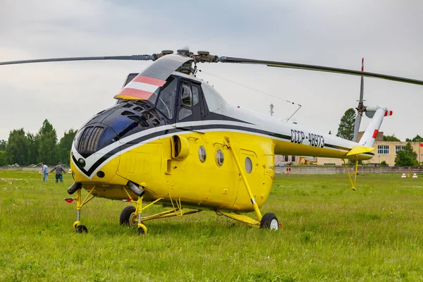 Balashikha, Moscow Region, Rusland-mei 25, 2019: Sovjet-multifunctionele helikopter mi-4a USSR-48973 geparkeerd op een groen gras van Airfield Chyornoe op de luchtvaart Festival Sky theorie en praktijk 2019 — Stockfoto