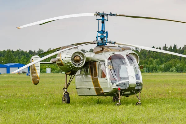 Balashikha, Moscow Region, Rusland-25 mei 2019: Sovjet multifunctionele helikopter Kamov Ka-26 geparkeerd op een groen gras van vliegveld Chyornoe op de luchtvaart Festival hemel theorie en praktijk 2019 — Stockfoto