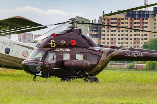 Balashikha, Moscow Region, Rusland-25 mei 2019: Sovjet Multipurpose Helicopter mi-2m Ra-15768 geparkeerd op een groen gras van vliegveld Chyornoe op de luchtvaart Festival hemel theorie en praktijk 2019 — Stockfoto