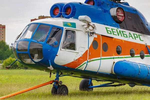Balashikha, Moscow Region, Rusland-25 mei 2019: Sovjet multifunctionele helikopter mi-8t up-Mi841 geparkeerd op een groen gras van vliegveld Chyornoe op de luchtvaart Festival hemel theorie en praktijk 2019 — Stockfoto