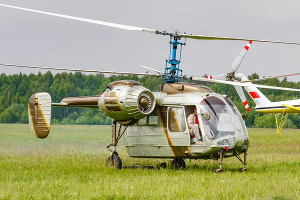 Balashikha, Moscow region, Oroszország-május 25, 2019: szovjet többcélú helikopter Kamov Ka-26 futó motorok repülőtéren Chyornoe a repülési fesztivál Sky elmélet és gyakorlat 2019 — Stock Fotó
