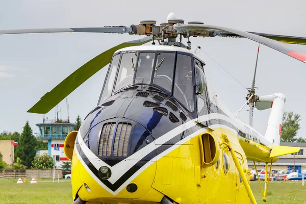 Balashikha, Moscow Region, Rusland-25 mei 2019: Sovjet multifunctionele helikopter mi-4a close-up op vliegveld Chyornoe op de luchtvaart Festival hemel theorie en praktijk 2019 — Stockfoto