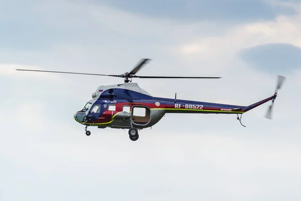 Balashikha, Moscow Region, Rusland-25 mei 2019: Sovjet helikopter mi-2U RF-00522 vliegt tegen bewolkte hemel over vliegveld Chyornoe bij de luchtvaart Festival hemel theorie en praktijk 2019 — Stockfoto