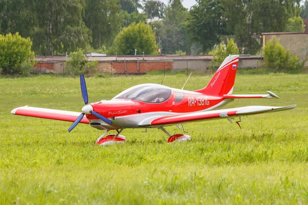 Balashikha, région de Moscou, Russie - 25 mai 2019 : Avion sport léger Piper Sport Cruiser RA-1381G sur une pelouse verte de l'aérodrome de Chyornoe au festival de l'aviation Sky Theory and Practice 2019 — Photo