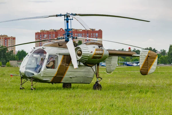 Balashikha, moskevský region, Rusko-25. května 2019: sovětský víceúčelový vrtulník Kamov Ka-26 parkuje na zelené trávě letiště na letišti v leteckém festivalu v teorii a praxi 2019 — Stock fotografie