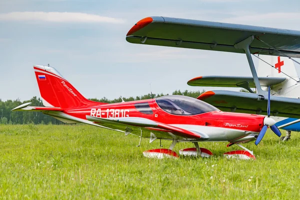 Balashikha, région de Moscou, Russie - 25 mai 2019 : Avion sport léger Piper Sport Cruiser RA-1381G sur une pelouse verte de l'aérodrome de Chyornoe au festival de l'aviation Sky Theory and Practice 2019 — Photo