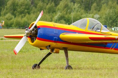 Balashikha, Moskova Bölgesi, Rusya-25 Mayıs, 2019: Rus spor ve akrobasi uçağı SP-55F ra-2934g Havacılık Festivali Sky teorisi ve uygulama 2019 bir Havaalanı Chyornoe yeşil çim üzerinde Park