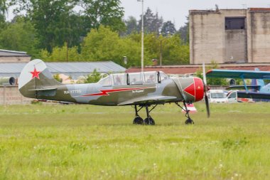 Balashikha, Moskova bölgesi, Rusya - 25 Mayıs 2019: Sovyet birincil eğitmen uçağı Yakovlev Yak-52 Ra-1773g, Havacılık festivali Sky Theory and Practice 2019'da Chyornoe havaalanına kalkışa hazırlanıyor