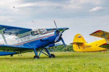 Balashikha, Moskova Bölgesi, Rusya-25 Mayıs, 2019: Sovyet uçaklar çift kanatlı Antonov An-2 Havacılık Festivali gökyüzü teorisi ve uygulama 2019 Havaalanı kapatmak yeşil bir çim üzerinde Park