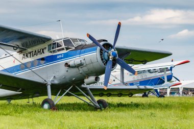 Balashikha, Moskova Bölgesi, Rusya-25 Mayıs, 2019: Sovyet uçaklar çift kanatlı Antonov An-2 Havacılık Festivali gökyüzü teorisi ve uygulama 2019 Havaalanı kapatmak yeşil bir çim üzerinde Park