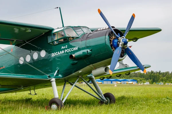 Balashikha, Moskova Bölgesi, Rusya-25 Mayıs, 2019: efsanevi Sovyet uçak çift kanatlı Antonov An-2 Havacılık Festivali gökyüzü teorisi ve uygulama 2019 bulutlu gökyüzüne karşı Havaalanı yeşil çim üzerinde Park