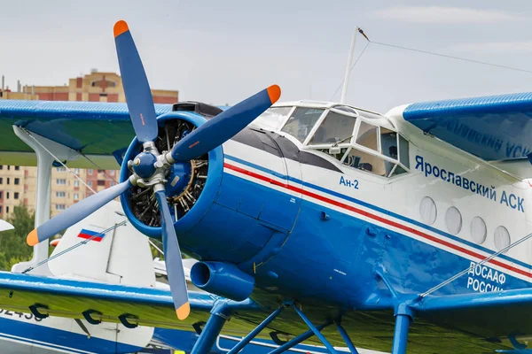 Balashikha, Moskova bölgesi, Rusya - 25 Mayıs 2019: Pilotlar kabin ve motor sovyet uçak çift kanatlı Antonov An-2 dört bıçak pervane ile Havacılık festivali Sky Theory and Practice 2019 — Stok fotoğraf