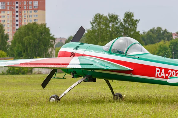 Balashikha, région de Moscou, Russie - 25 mai 2019 : Avion de voltige russe Yakovlev YAK-55M RA-2935G stationné sur une herbe verte de l'aérodrome Chyornoe au festival de l'aviation Sky Theory and Practice 2019 — Photo