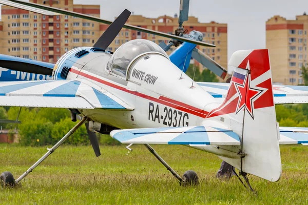 Balaschikha, moskauer region, russland - 25. Mai 2019: russische sport- und kunstflugzeuge sp-55m ra-2937g geparkt auf einem grünen rasen des flugplatzes chyornoe beim flugfest himmel theorie und praxis 2019 — Stockfoto