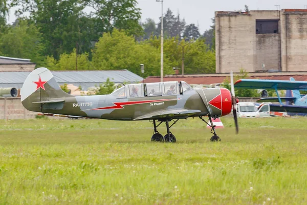 Balashikha, Moscow region, Russia - May 25, 2019: Soviet primary trainer aircraft Yakovlev Yak-52 RA-1773G preparing for takeoff on Chyornoe airfield at Aviation festival Sky Theory and Practice 2019 — Stock Photo, Image