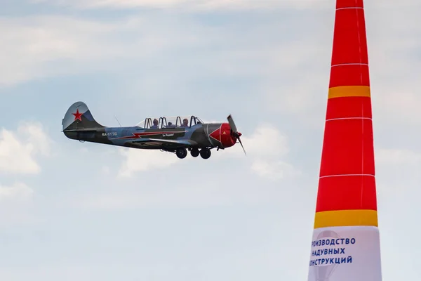 Balashikha, moskevský region, Rusko-25. květen, 2019: sovětské primární letouny Jakovlev Jak-52 RA-177g provádí akrobacii přes Chyornoe letiště v letecké teorii a praxi 2019 — Stock fotografie