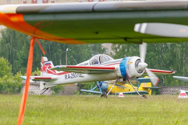 Balashikha, Moskova Bölgesi, Rusya-25 Mayıs, 2019: Rus spor ve akrobasi uçağı SP-55M ra-2937g Havacılık Festivali Sky teorisi ve uygulama 2019 Chyornoe havaalanında kalkış için hazırlanıyor — Stok fotoğraf