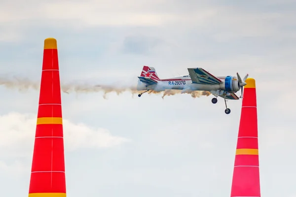 Balashikha, região de Moscou, Rússia - 25 de maio de 2019: aeronaves esportivas e aeróbicas russas SP-55M RA-2937G realizam aeróbica sobre o aeródromo de Chyornoe no festival Sky Theory and Practice 2019 — Fotografia de Stock