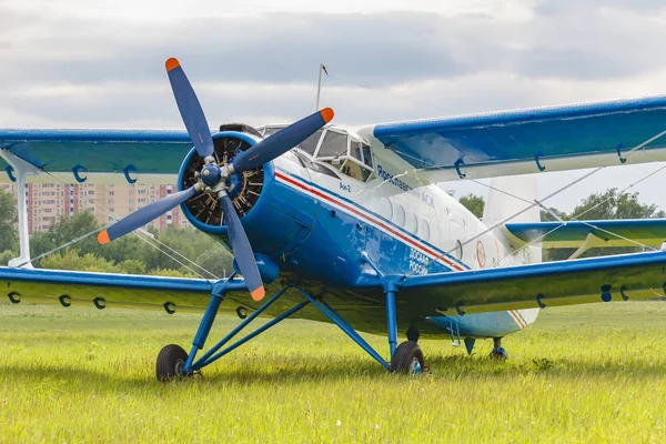 Balashikha, Moskova Bölgesi, Rusya-25 Mayıs, 2019: efsanevi Sovyet uçak çift kanatlı Antonov An-2 Havacılık Festivali gökyüzü teorisi ve uygulama 2019 bulutlu gökyüzüne karşı Havaalanı yeşil çim üzerinde Park