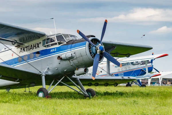 Balashikha, Moskova Bölgesi, Rusya-25 Mayıs, 2019: Sovyet uçaklar çift kanatlı Antonov An-2 Havacılık Festivali gökyüzü teorisi ve uygulama 2019 Havaalanı kapatmak yeşil bir çim üzerinde Park — Stok fotoğraf