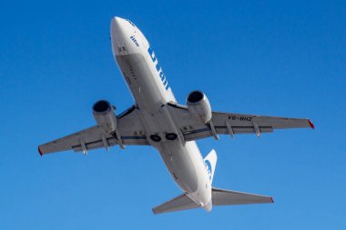 Moskova, Rusya-20 Mart 2019: uçak Boeing 737-46m VQ-BHZ UTair Havacılık Moskova 'da Vnukovo havaalanında güneşli sabah mavi gökyüzü arka planda kapalı alır