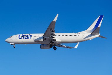 Moskova, Rusya - 26 Mart 2019: Uçak Boeing 737-8gu(Wl) Vq-Bqq Utair Havacılık mavi gökyüzü güneşli sabah Moskova'da Vnukovo Uluslararası Havaalanı'nda iniş olacak