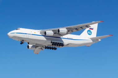 Moskova, Rusya - 26 Mart 2019: Uçağı Antonov An-124 Ra-82038, Rusya Federasyonu Hava Kuvvetleri mavi gökyüzü güneşli sabah Moskova'da Vnukovo Uluslararası Havaalanı'nda iniş olacak