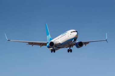 Moskova, Rusya-Nisan 03, 2019: uçak Boeing 737-8lj (WL) VQ-BTJ Pobeda havayolunun Sunny gün Moskova 'da Vnukovo Uluslararası Havaalanında Blue Sky karşı iniş için gidiyor