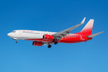 Moskova, Rusya - 26 Mart 2019: Rossiya - mavi gökyüzü güneşli sabah Moskova'da Vnukovo Uluslararası Havaalanı'nda iniş olacak karşı Rus Hava Yolları, uçak Boeing 737-8gj(Wl) Vq-Buf
