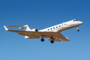 Moskova, Rusya-Nisan 03, 2019: Aircraft Gulfstream G550 D-Agva Luxaviation havayolunun güneşli bir günde Moskova 'da Vnukovo Uluslararası Havaalanında mavi gökyüzüne karşı iniş için gidiyor