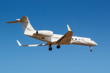 Moskova, Rusya-Nisan 03, 2019: Aircraft Gulfstream G550 D-Agva Luxaviation havayolunun güneşli bir günde Moskova 'da Vnukovo Uluslararası Havaalanında mavi gökyüzüne karşı iniş için gidiyor