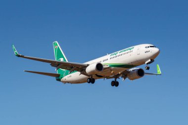 Moskova, Rusya-Nisan 03, 2019: Aircraft Boeing 737-81z (WL) Irak Airways yi-ass güneşli bir günde Moskova 'da Vnukovo Uluslararası Havaalanında mavi gökyüzüne iniş için gidiyor