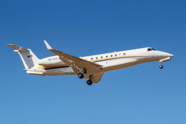 Moskova, Rusya-Nisan 03, 2019: uçak Embraer EMB-135bj Legacy OE-LLG Mjet havayolunun güneşli bir günde Moskova 'da Vnukovo Uluslararası Havaalanı mavi gökyüzüne karşı iniş için gidiyor