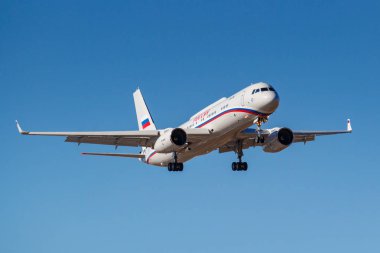 Moskova, Rusya-Nisan 03, 2019: uçak Tupolev Tu-214vpu ra-64517 Rossiya-özel uçuş dekolmanı güneşli bir günde Moskova 'da Vnukovo Uluslararası Havaalanı mavi gökyüzüne karşı iniş için gidiyor