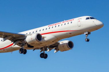 Moskova, Rusya-Nisan 03, 2019: Aircraft Embraer ERJ-190ar (ERJ-190-100 ıgw) 4L-TGV Airzena Georgian Airways Moskova 'da Vnukovo Uluslararası Havaalanında mavi gökyüzüne karşı iniş için gidiyor
