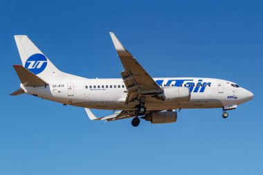 Moskova, Rusya-Nisan 03, 2019: uçak Boeing 737-524 (WL) UTair Aviation VP-byk güneşli bir günde Moskova 'da Vnukovo Uluslararası Havaalanı 'nda mavi gökyüzüne iniş gidiyor
