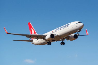 Moskova, Rusya-Nisan 03, 2019: Aircraft Boeing 737-8f2 (WL) Türk Havayolları TC-Jvr Sunny Day Moskova 'da Vnukovo Uluslararası Havaalanı 'nda mavi gökyüzü karşı iniş olacak