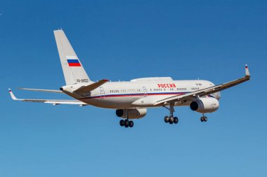 Moskova, Rusya-Nisan 03, 2019: uçak Tupolev Tu-214vpu ra-64517 Rossiya-özel uçuş dekolmanı güneşli bir günde Moskova 'da Vnukovo Uluslararası Havaalanı mavi gökyüzüne karşı iniş için gidiyor
