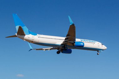 Moskova, Rusya-Nisan 03, 2019: uçak Boeing 737-8AL (WL) Pobeda havayolları VP-BPX güneşli bir günde Moskova 'da Vnukovo Uluslararası Havaalanında Blue Sky karşı iniş için gidiyor