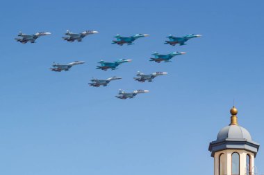 Moskova, Rusya - 07 Mayıs 2019: Bombardıman uçakları Su-35s ve Su-30sm bombardıman uçakları Su-34 ile Grup Taktik Kanat Kızıl Meydan üzerinde mavi gökyüzünde. Moskova'da Zafer geçit 2019 havacılık parçası