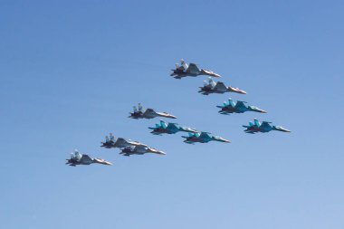 Moskova, Rusya - 07 Mayıs 2019: Bombardıman uçakları Su-35s ve Su-30sm bombardıman uçakları Su-34 ile Grup Taktik Kanat Kızıl Meydan üzerinde mavi gökyüzünde. Moskova'da Zafer geçit 2019 havacılık parçası